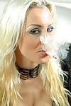 अचरज femme fatale धूम्रपान करता है एक मेन्थॉल सिगरेट और करता है मलाईदार