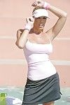 salvaje MILF hotty en Gafas Nicole Sheridan juega tenis sin ropa al aire libre