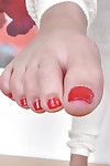 Descalzo Latina cutie MILF sheena ryder Mostrando off pintado los dedos de los pies y tapizados subida de tono hendido
