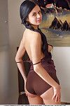 schwarz Behaarte Modell Carmen Sommer zeigt aus jugendlich whoppers und Derben cleft für Glam lassen aus