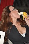 नायलॉन जेन है कवर में अद्भुत नाइलन के मोज़े और है seductively खाने एक banana.