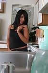 Smiley Latina cutie chicito spogliarsi e esporre Il suo beni in il cucina