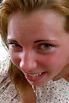 Élégant européenne l'adolescent francheska est bénéficiant d' bite crème sur face sur Son chambre