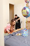 Layla Londyn bierze Podwójny kiełbaski w świętować jej Urodziny