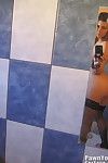 dd lory gioca Dressup e mostra Il suo osceno schisi Per il webcam in il bagni specchio
