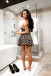 Latina modelo Babe Lily Lane divulga tatuajes y gran empapado Tetas en Cuarto de baño