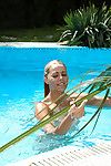 طويل الساقين خرافية الشعر كريستين هو يجلس في على حمام السباحة و اللعب مع سنور