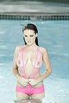 Géant branlette espagnole sombre cheveux déshabillage Son bikini dans l' piscine