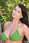 breasty darling ejemplo Lucy Ly la eliminación de Bikini al aire libre a divulgar Impecable Tetas