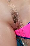 Dani Daniels Mit Geschmack Mit Wasser Rohr in ungezähmte Bikini