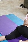 çocuk spor kız Megan Fenox gösterir onu Flexy vücut