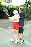 运动型 妈妈 Raquel 专用型 接受 搞砸 在 小组 通过 她的 网球 准备 右 上 的 法院