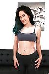Latina pulcino hotty Aria GIADA ottiene spogliata off Yoga Stringhe Per Fare noto lucido su Top Cooter'
