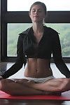 Hawt Prinzessin Caprice tut als war geboren Yoga in bare Kunst