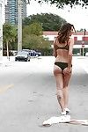 लैटिन Hotty बेब सोफिया अनुग्रह हो जाता है नंगा में सार्वजनिक और चमक दूध बोरियों पर सड़क