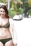 Latine hotty Babe sophia Grâce obtient déshabillé dans public et clignote lait sacs sur Rue