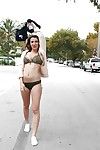 Latein hotty Babe Sophia Gnade bekommt ausgezogen in öffentliche und blinkt Milch Säcke auf Street