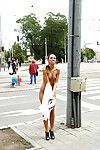 Perverser Brünette Haar Jugendliche Mit aspire Beine posing stripped in die öffentliche Ort