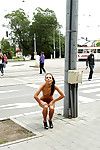 Perverser Brünette Haar Jugendliche Mit aspire Beine posing stripped in die öffentliche Ort