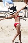 Maria sharapova mostra Il suo sudato ano in rosso e d'ebano bikini