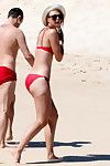 Maria sharapova montre Son en sueur l'anus dans rouge et d'ébène des bikinis