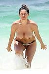Kelly Brook erotik Dans onu Bikini dom at bu Plaj