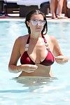 imogen Thomas mostra off Il suo breasty bikini corpo A bordo piscina