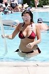 imogen Thomas laat uit haar Breasty bikini lichaam zwembad