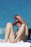 bleona qereti 抓住了 赤裸上身的 在 的 海滩 在 迈阿密