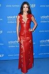 Selena Gomez zeigen pokies und Spaltung in Rot Leder