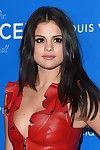 Selena Gomez resultaat pokies en decolleté in rood leer