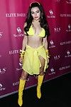 Charli xcx Redondeado Mostrando Boob borde pokies en amarillo Bikini