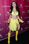 Charli xcx yuvarlak gösterilen göğüs kenar 24 içinde sarı Bikini