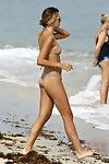 Sandra kubicka curvy và Táo cạn li trong diminutive Bikini trên những Bãi biển