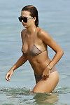 Sandra kubicka curvy và Táo cạn li trong diminutive Bikini trên những Bãi biển