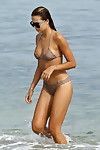 Sandra kubicka Curvy e Apple fondelli in diminutivo bikini su il Spiaggia