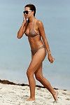 Sandra kubicka Curvy e Apple fondelli in diminutivo bikini su il Spiaggia
