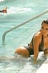 Daphné la jouissance montre sideboob et déchets dans maillot de bain au bord de la piscine