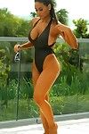 Daphné la jouissance montre sideboob et déchets dans maillot de bain au bord de la piscine