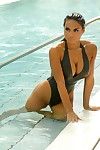 Daphne Genuss zeigt sideboob und Abfall in Badeanzug am Pool