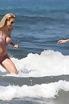 Michelle hunziker Curvy in een verkleinwoord Roze Bikini in De Strand