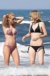 Michelle hunziker Curvy içinde bir küçücük pembe Bikini at bu Plaj