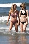 Michelle hunziker Kurvig in ein Diminutiv rosa Bikini bei die Strand