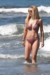 Michelle hunziker Curvy in un diminutivo rosa bikini a il Spiaggia