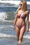 米歇尔 hunziker 曲线优美的 在 一个 身材矮小 粉红色 比基尼 在 的 海滩