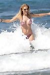 Michelle hunziker Kurvig in ein Diminutiv rosa Bikini bei die Strand