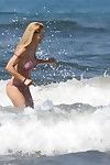 Michelle hunziker Curvy in un diminutivo ROSA bikini a il Spiaggia