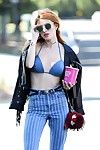 Bella Thorne titsy en dril de algodón Bikini Maestro y jeans