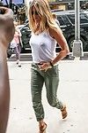 Jennifer Aniston braless mostrando Boob pulsante pokies in pubblico