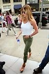 Jennifer Aniston braless mostrando boob botão pokies no público